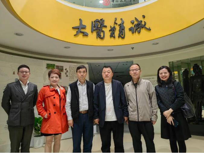 三亿股份董事长邢雅江到访香港浸会大学中医药学院