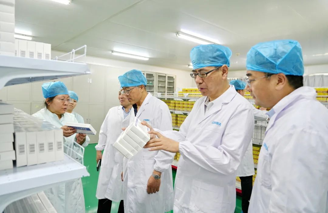 安徽古井贡酒集团总裁李培辉一行到访三亿股份