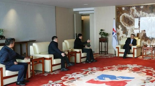 齐商银行西安分行行长袁峰一行到访三亿股份