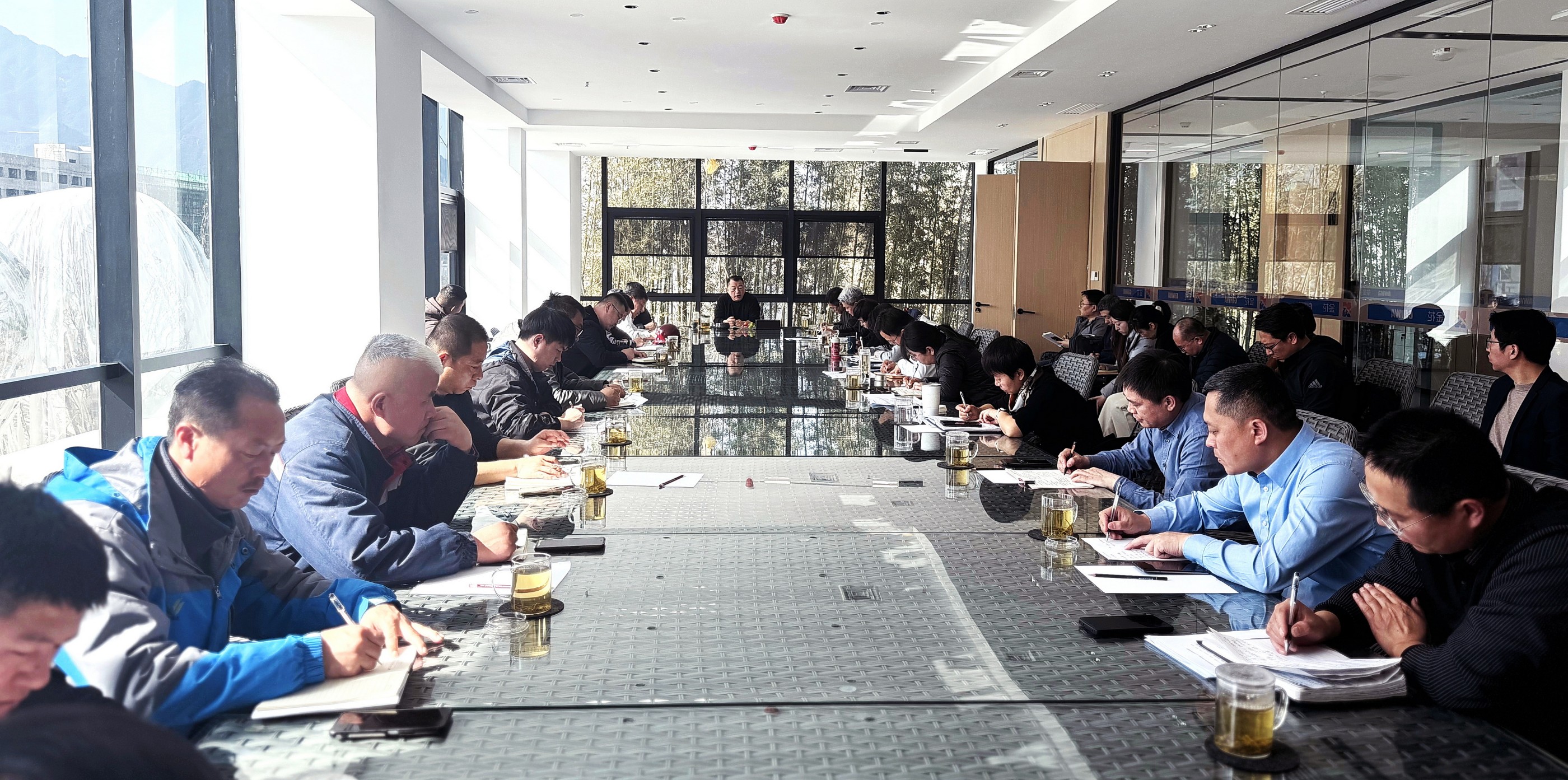 三亿体育股份董事长邢雅江携经营管理团队一行对草堂项目施工现场进行全面巡查